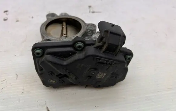 BMW 1 F20 F21 Throttle valve 7618838
