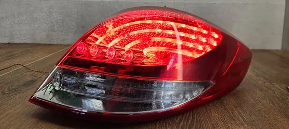Hyundai Veloster Rear/tail lights 924022V120