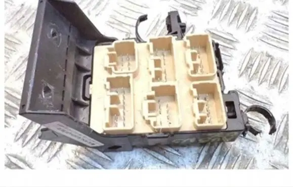 Toyota Avensis T250 Fuse module