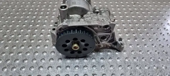 Volkswagen PASSAT B8 Oil pump 04L145208D