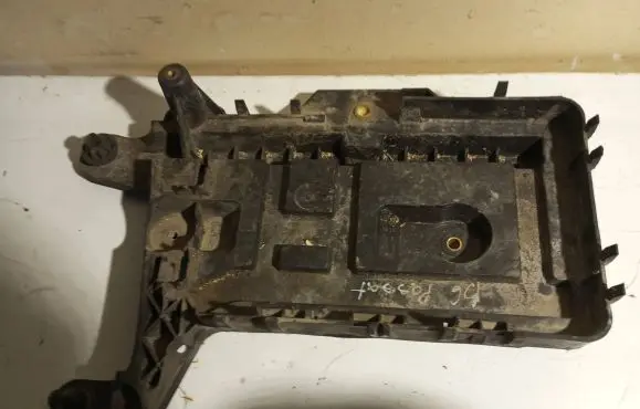 Volkswagen PASSAT B6 Battery box tray 1K0915333C