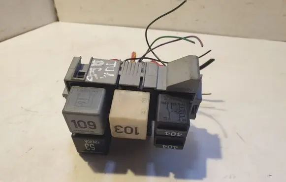 Volkswagen Touareg I Relay mounting block 141951253B