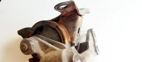 Honda FR-V Engine mount bracket