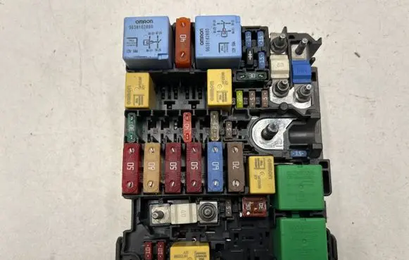 Peugeot 308 Fuse module 9804848580