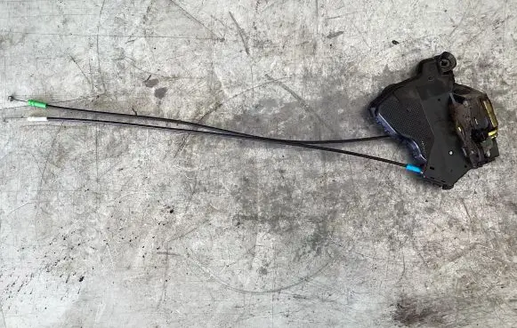 Toyota Avensis T250 Loading door lock 8H007188K