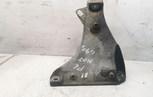 Engine mounting bracket