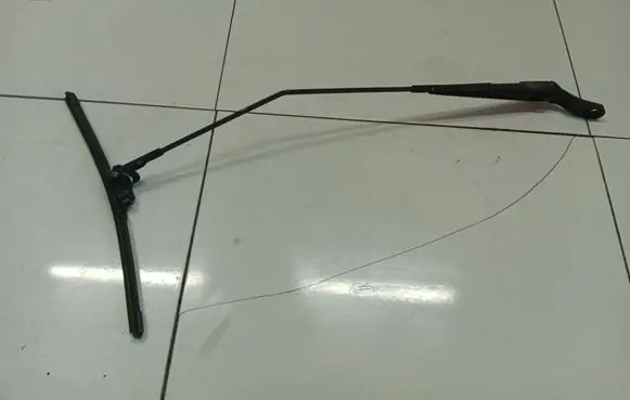 Front wiper blade arm