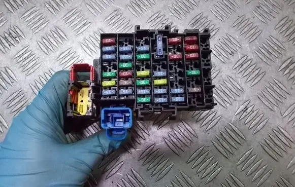 Renault Twingo II Fuse box cover 