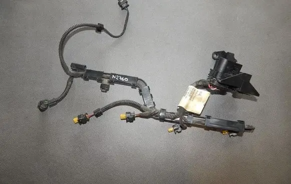 Volkswagen PASSAT B7 Fuel injector wires 06J971082E