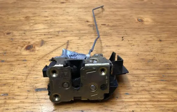Renault Laguna I Front door lock