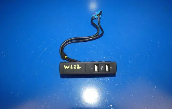 Mercedes-Benz S W222 USB socket connector A2228200915 20441682