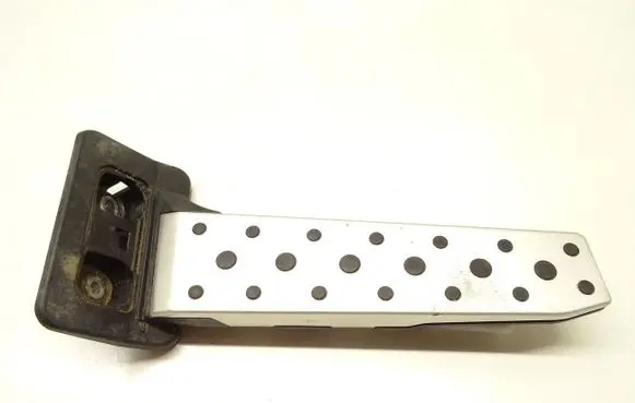 Accelerator throttle pedal