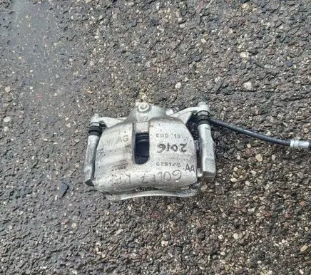 Volkswagen Golf VII Front brake caliper