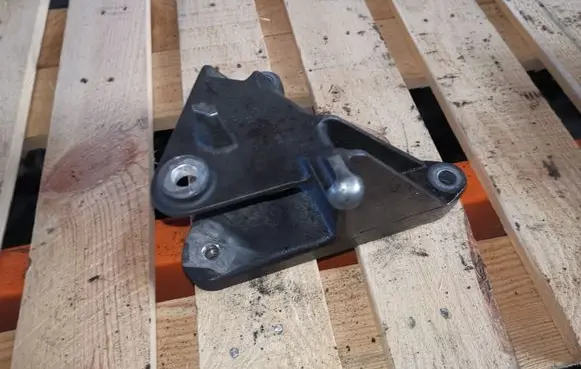 Opel Insignia A Engine mounting bracket 13228289