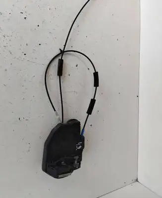Toyota Avensis T270 Rear door lock UR2 A046698