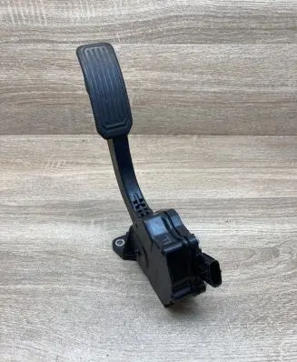 Toyota RAV 4 (XA30) Accelerator throttle pedal 1988008560 7811042011 05P30B00072