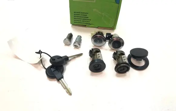Citroen Xsara Front door lock (next to the handle) 