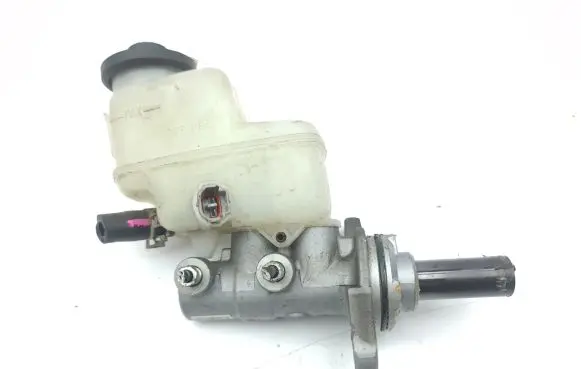 Toyota RAV 4 (XA40) Master brake cylinder