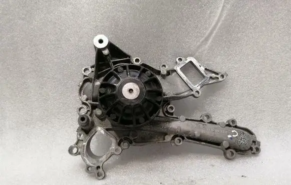 Mercedes-Benz C W205 Water pump A2762010701