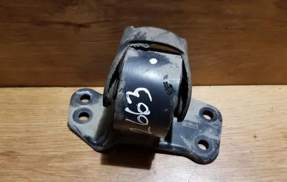 Mitsubishi Carisma Engine mount bracket