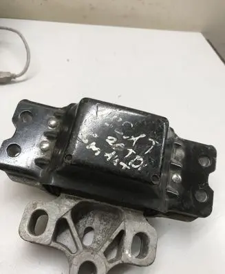Volkswagen PASSAT B6 Engine mount bracket 3C0199555