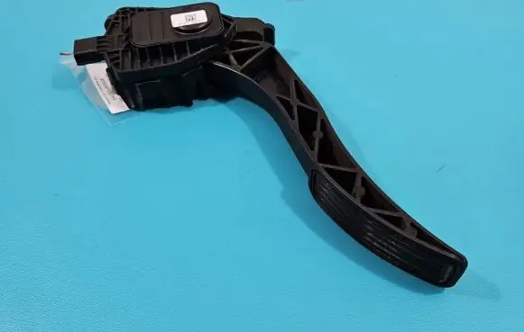 Accelerator throttle pedal