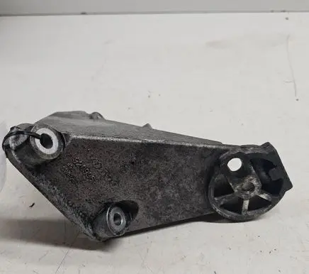 Volvo V70 Engine mounting bracket 9209961