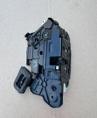 Volkswagen Golf VI Front door lock 5K1837015E