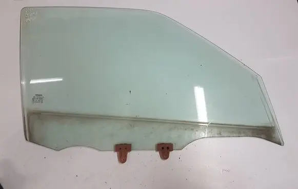 Nissan Juke I F15 Front door window glass four-door 