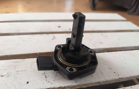 Audi A3 S3 8P Oil level sensor 6PR00807903 1J0907660C
