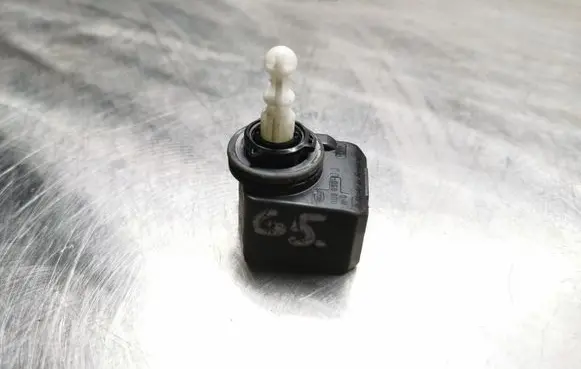 Volkswagen Golf V Headlight level adjustment motor 