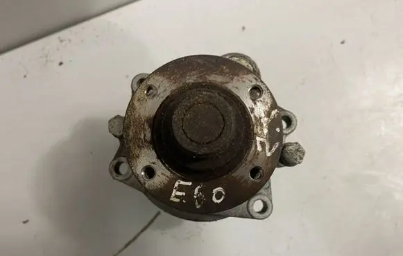 BMW 5 E60 E61 Water pump 7509985