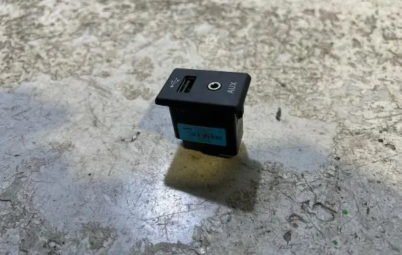 Nissan Qashqai AUX in-socket connector 795405004 004705604579