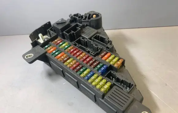 BMW 5 E60 E61 Fuse module 6906618