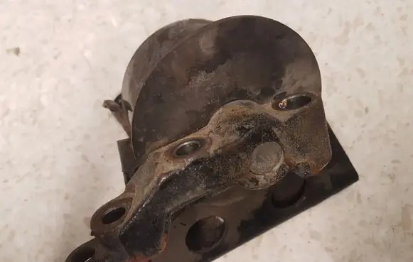 Nissan X-Trail T30 Engine mount bracket