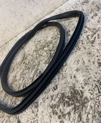 Nissan Juke I F15 Rear door rubber seal (on body) 