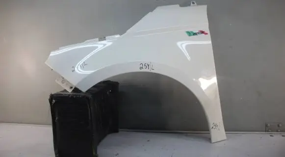 Fiat 500E Fender mounting bracket
