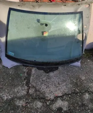 Volkswagen Polo IV 9N3 Front windscreen/windshield window 