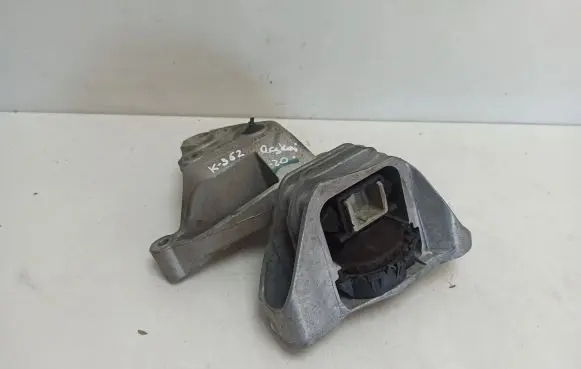 Nissan Qashqai Engine mount bracket 112327345R