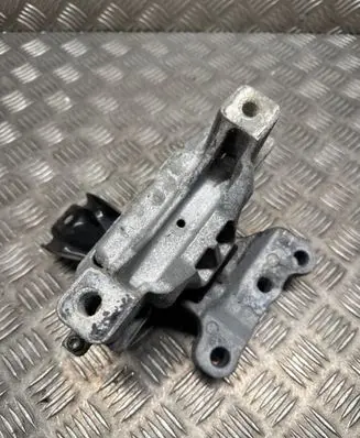 Mitsubishi Outlander Engine mount bracket