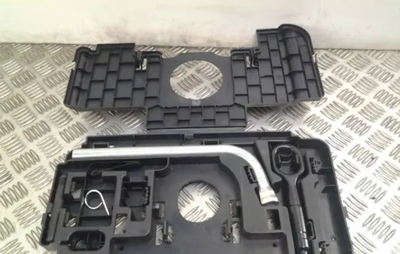 Audi A5 8T 8F Tool set 8T8813685