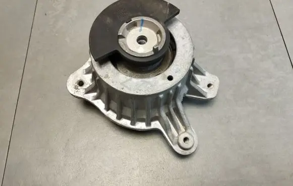 Engine mount bracket