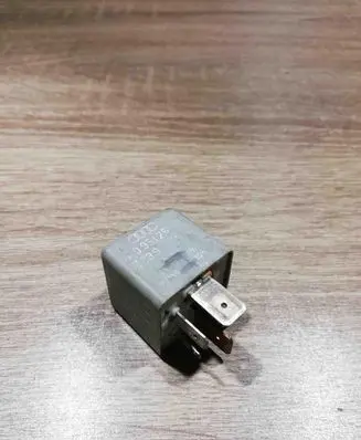 Volkswagen PASSAT B5.5 Other relay 8A0951253
