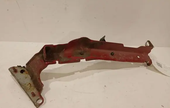 Audi A4 S4 B8 8K Fender mounting bracket 8K0821135C