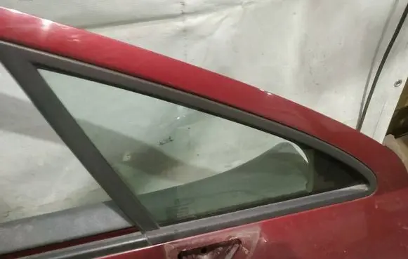 Peugeot 407 Front door vent window glass four-door AS2
