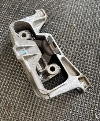 Mercedes-Benz A W176 Engine mount bracket A2462402617