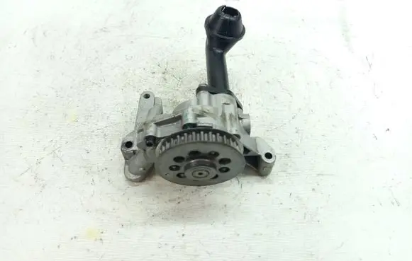 Volkswagen Golf VI Oil pump 