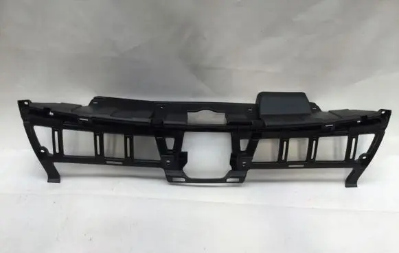Suzuki Vitara (LY) Front bumper upper radiator grill 7212154P0