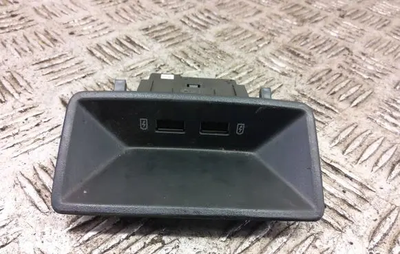 Seat Leon (5F) USB socket connector 5Q0035726L