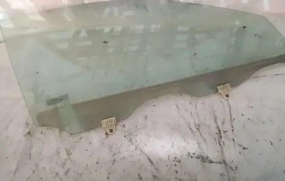 Nissan Murano Z50 Front door window glass four-door 880044629